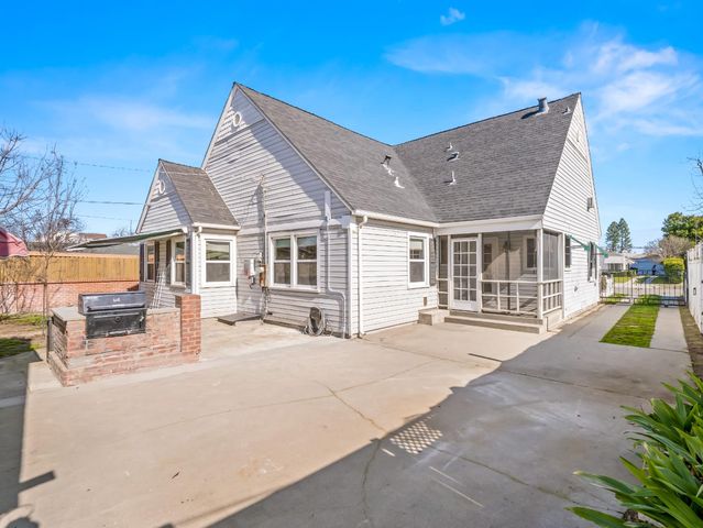 1515 N Vagedes Avenue, Fresno, CA 93728