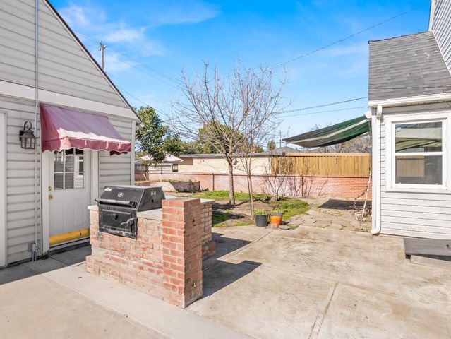 1515 N Vagedes Avenue, Fresno, CA 93728
