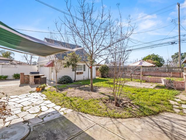 1515 N Vagedes Avenue, Fresno, CA 93728