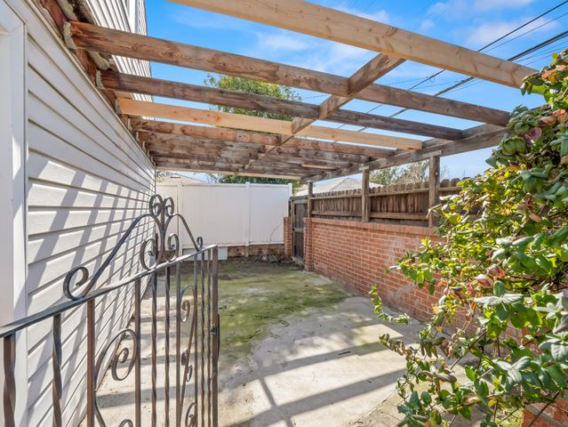 1515 N Vagedes Avenue, Fresno, CA 93728