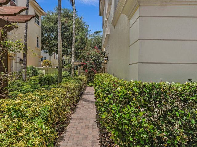 5575 NE Trieste Way, Boca Raton, FL 33487