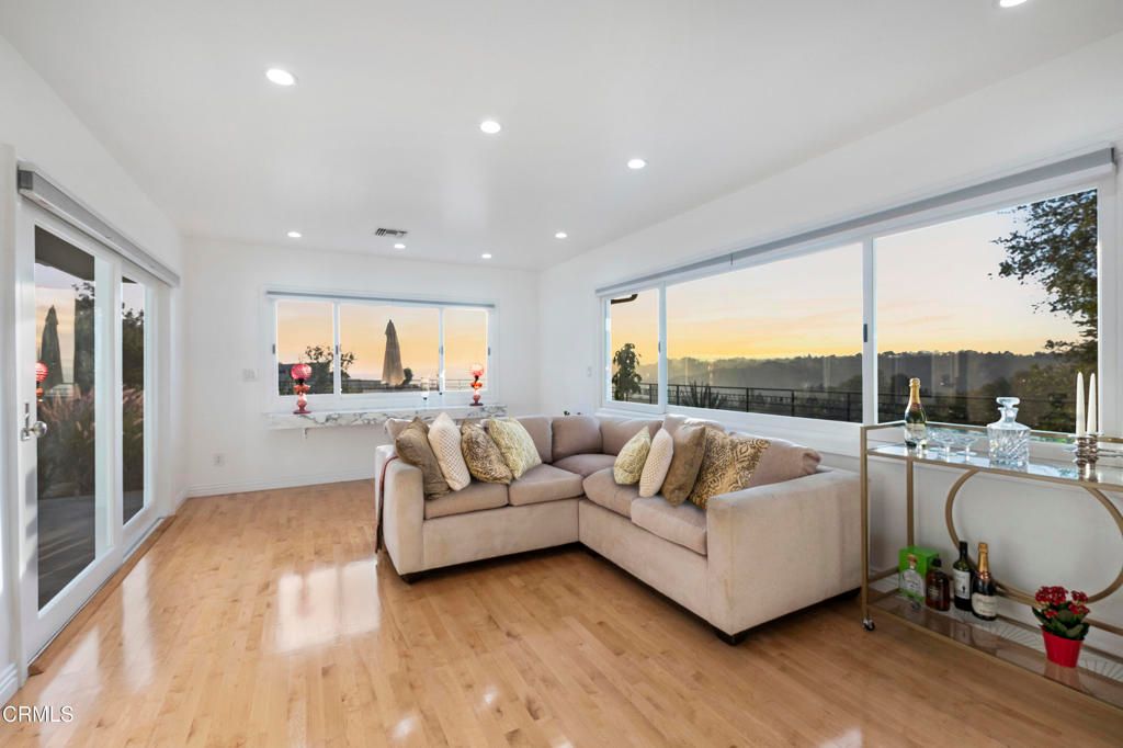Image 10 of property listing at 9633 Highridge Drive, Beverly Hills, CA 90210