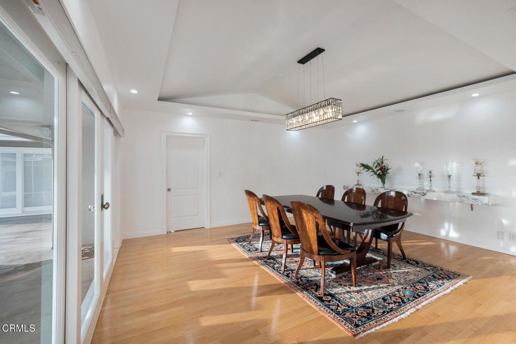 Image 15 of property listing at 9633 Highridge Drive, Beverly Hills, CA 90210