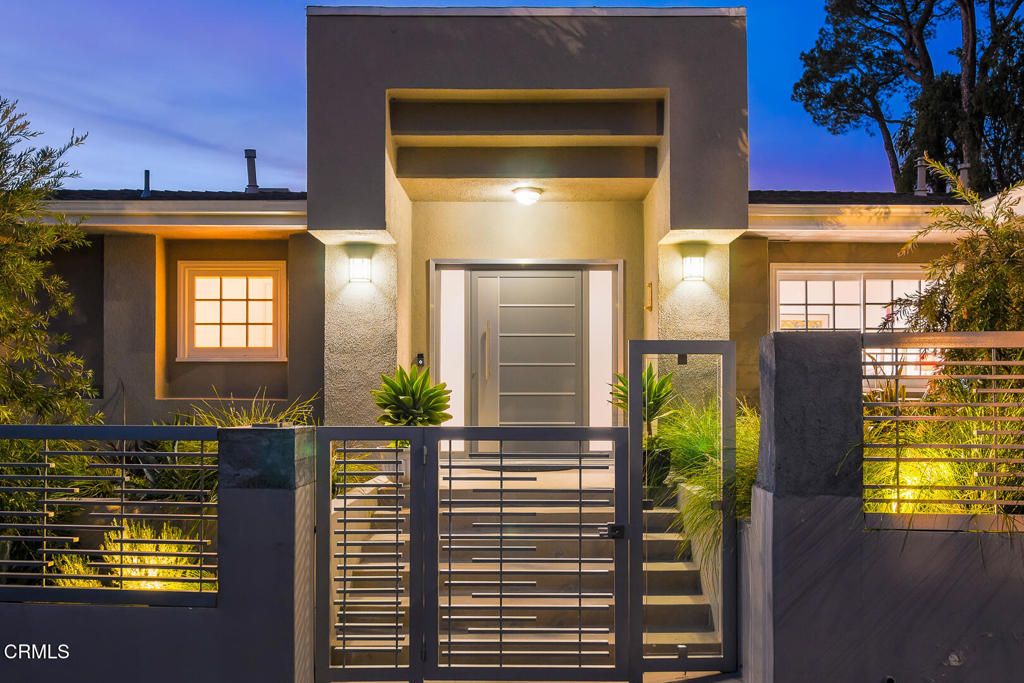 Image 8 of property listing at 9633 Highridge Drive, Beverly Hills, CA 90210