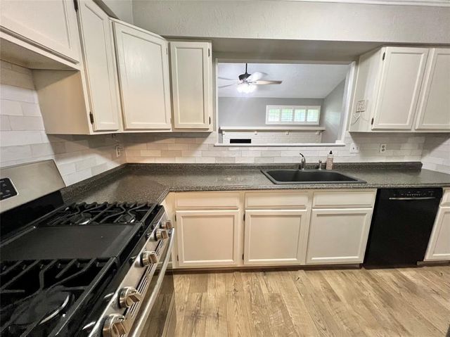 37 Ranch House Loop, Angleton, TX 77515