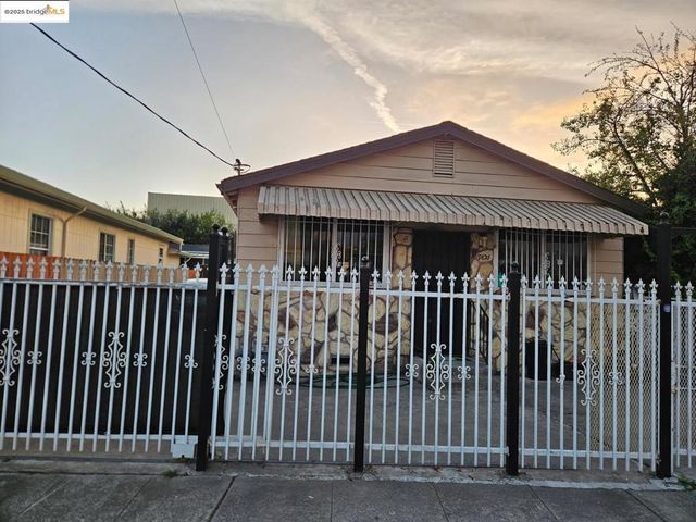 9821 E St, Oakland, CA 94503