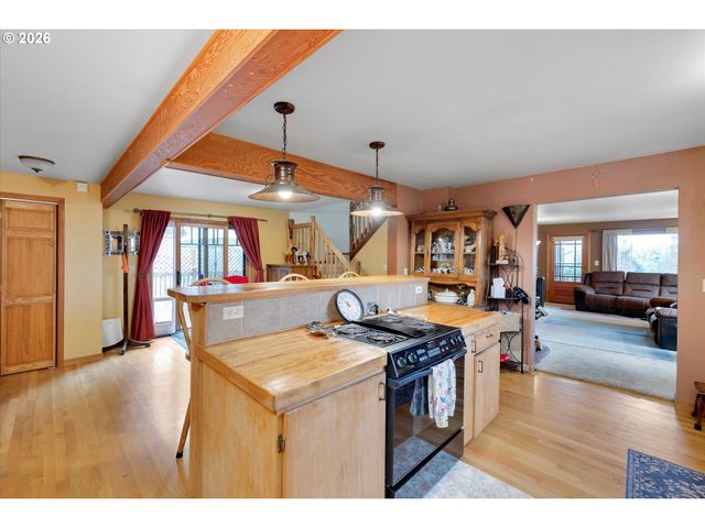 16441 S HENRICI Rd, Oregon City, OR 97045