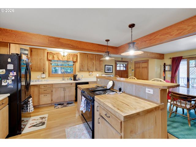 16441 S HENRICI Rd, Oregon City, OR 97045