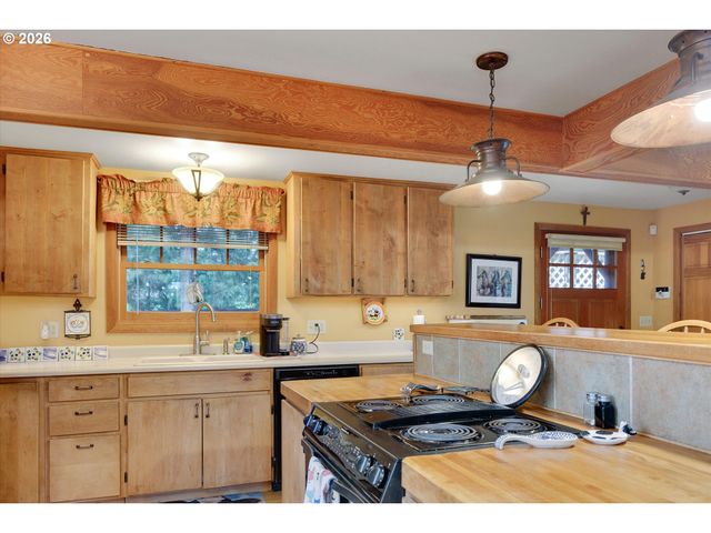 16441 S HENRICI Rd, Oregon City, OR 97045