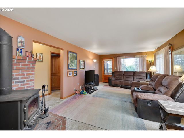 16441 S HENRICI Rd, Oregon City, OR 97045