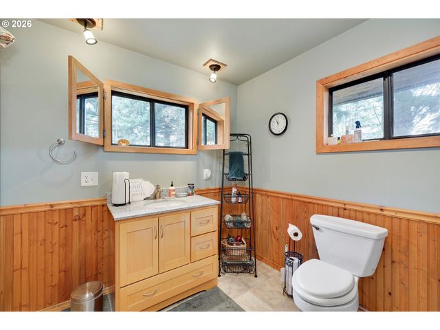 16441 S HENRICI Rd, Oregon City, OR 97045