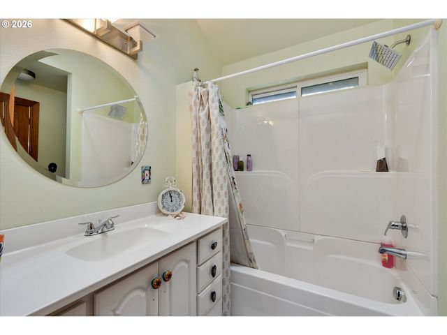 16441 S HENRICI Rd, Oregon City, OR 97045