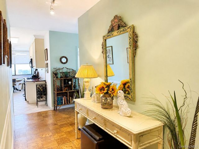 27110 Grand Central Parkway 7V, Floral Park, NY 11005