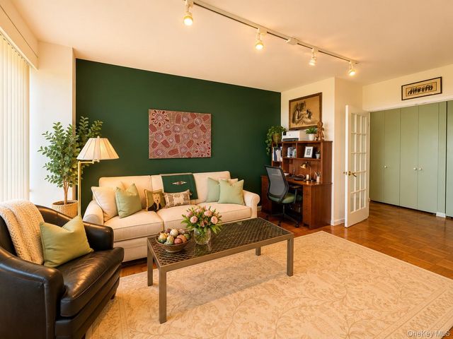 27110 Grand Central Parkway 7V, Floral Park, NY 11005