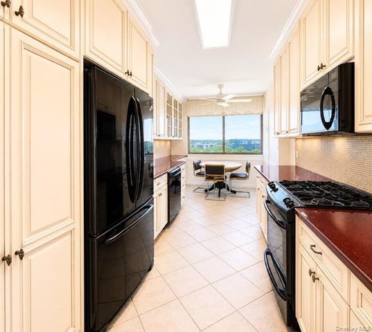 27110 Grand Central Parkway 7V, Floral Park, NY 11005