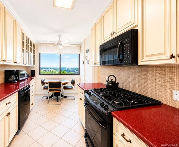 27110 Grand Central Parkway 7V, Floral Park, NY 11005