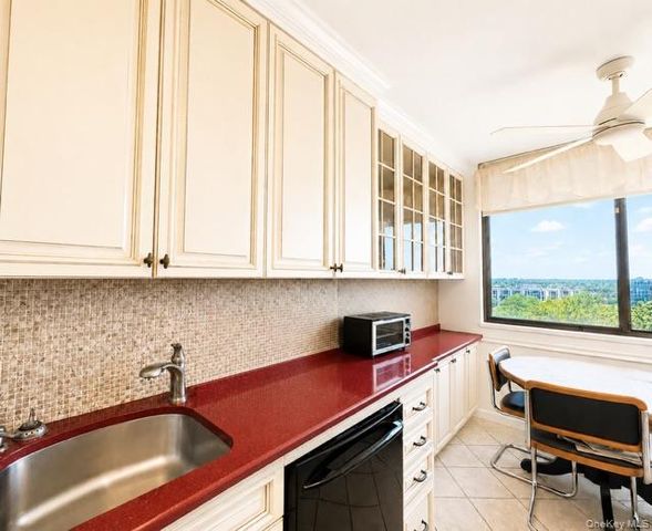 27110 Grand Central Parkway 7V, Floral Park, NY 11005