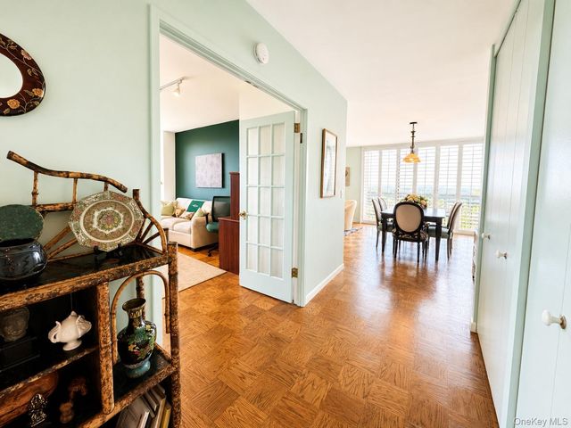 27110 Grand Central Parkway 7V, Floral Park, NY 11005