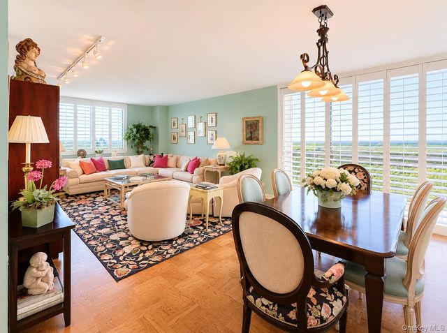 27110 Grand Central Parkway 7V, Floral Park, NY 11005