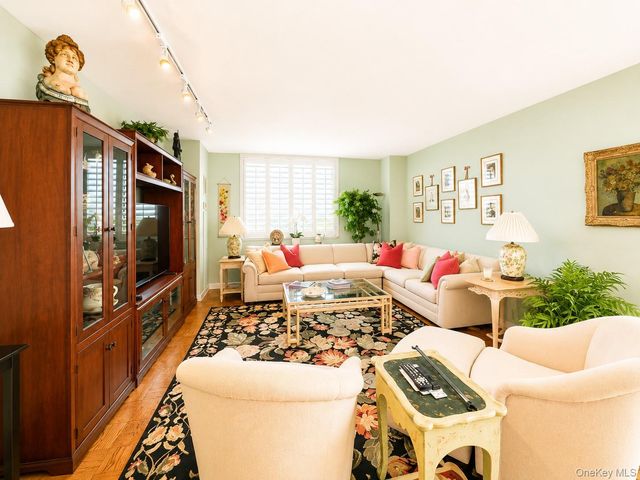 27110 Grand Central Parkway 7V, Floral Park, NY 11005