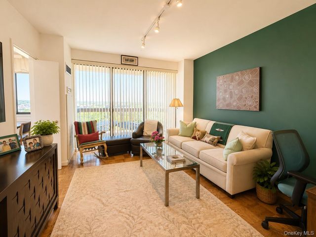 27110 Grand Central Parkway 7V, Floral Park, NY 11005