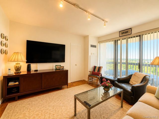 27110 Grand Central Parkway 7V, Floral Park, NY 11005