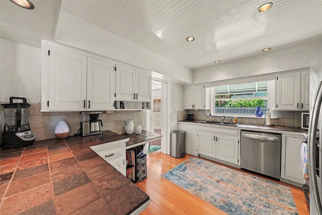 Image 8 of property listing at 3601 W EMPEDRADO STREET, Tampa, FL 33629