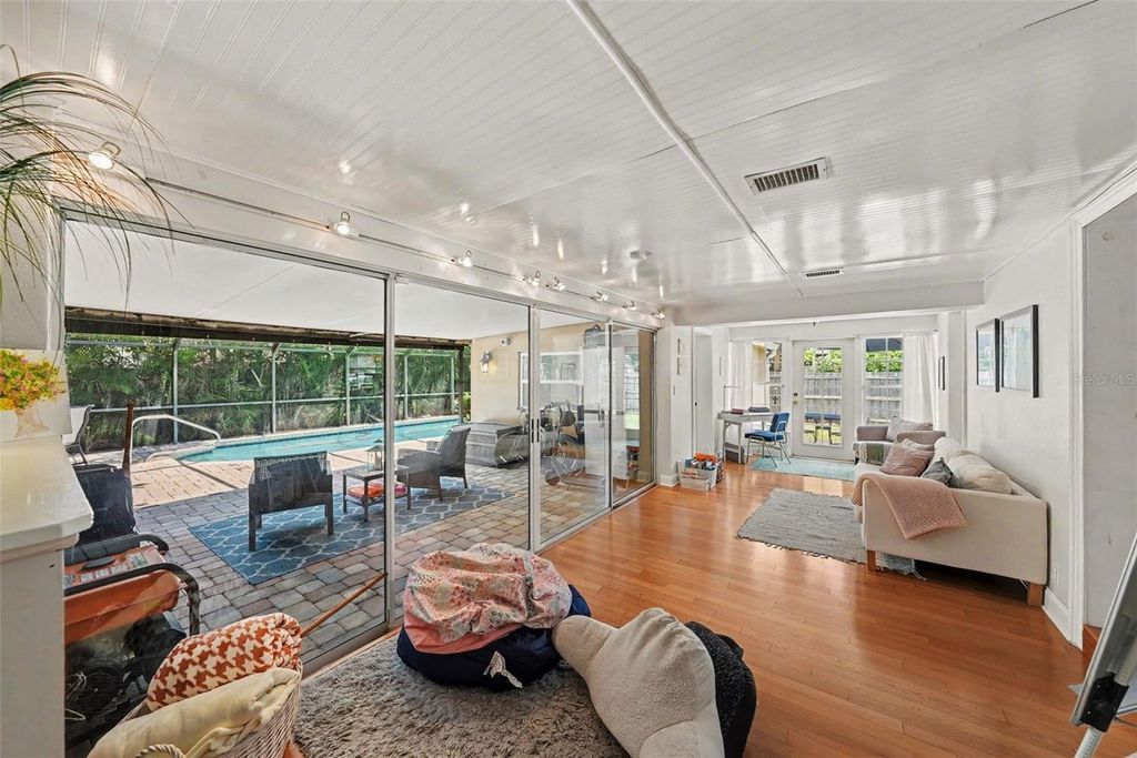 Image 9 of property listing at 3601 W EMPEDRADO STREET, Tampa, FL 33629