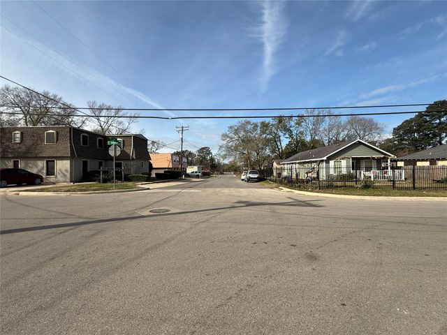 412 Waco Street, Conroe, TX 77301