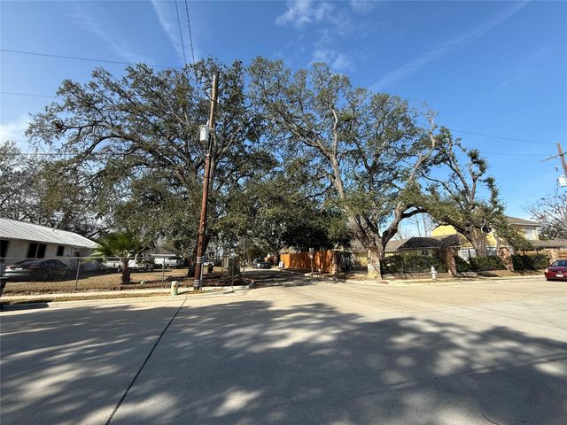 412 Waco Street, Conroe, TX 77301