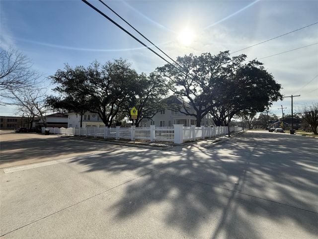 412 Waco Street, Conroe, TX 77301