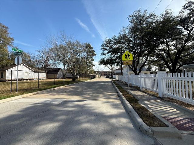 412 Waco Street, Conroe, TX 77301