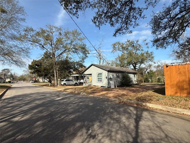 412 Waco Street, Conroe, TX 77301