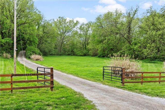 11155 Hubbard Road, Kansas City, KS 66109