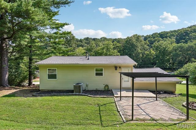 2101 Linnus Drive, High Ridge, MO 63049