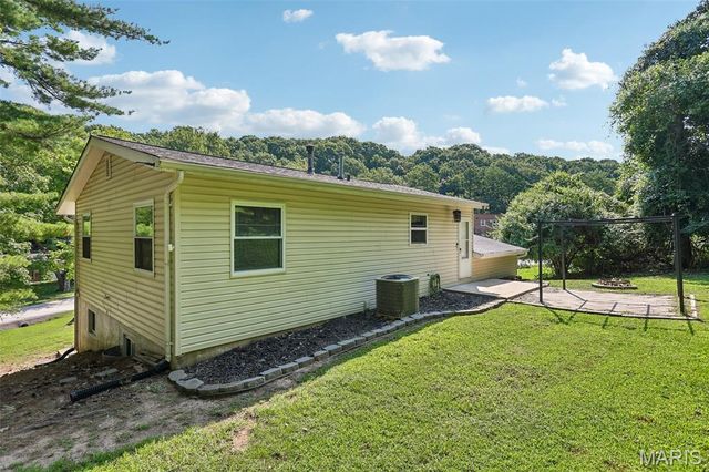 2101 Linnus Drive, High Ridge, MO 63049