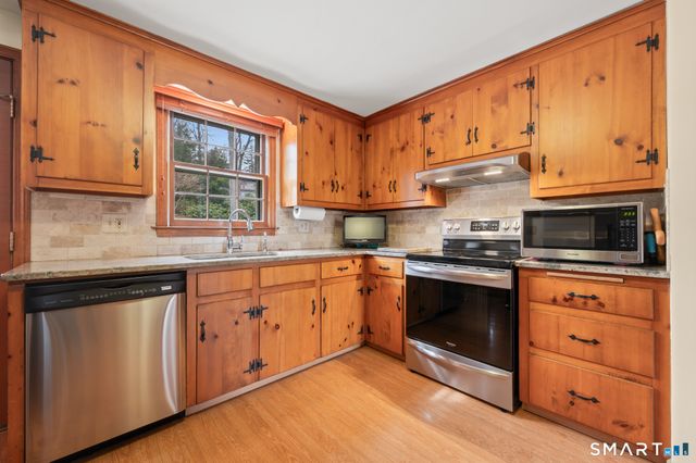 1 Steepleview Drive, East Hampton, CT 06424