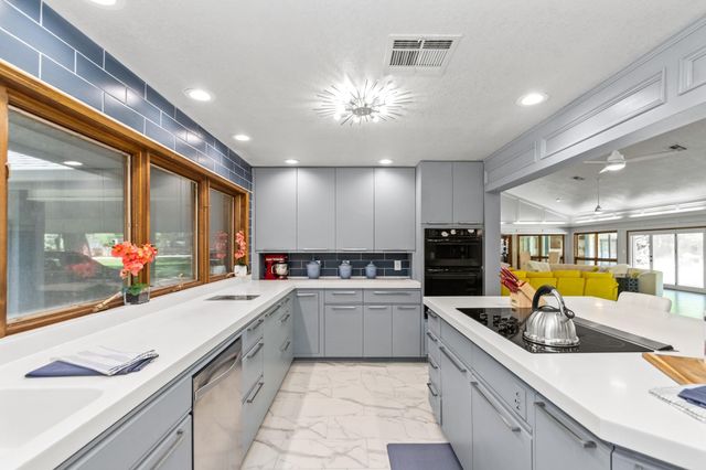 1717 S Columbia Drive, West Columbia, TX 77486