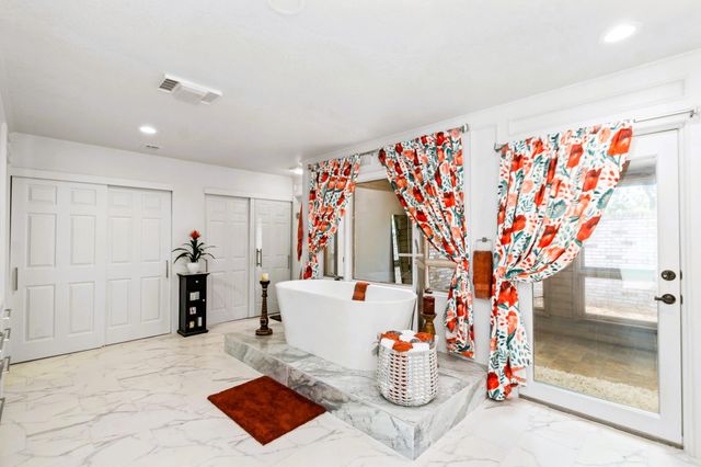 1717 S Columbia Drive, West Columbia, TX 77486