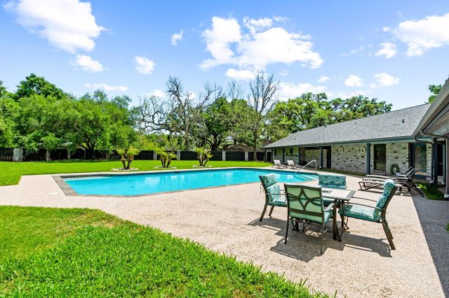 1717 S Columbia Drive, West Columbia, TX 77486