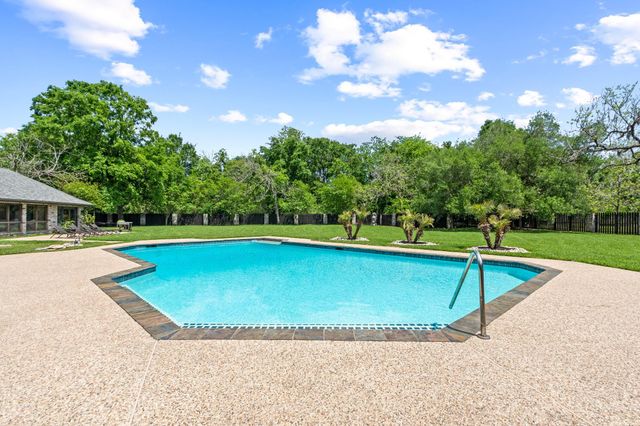 1717 S Columbia Drive, West Columbia, TX 77486