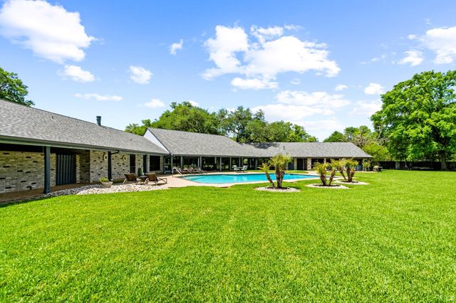 1717 S Columbia Drive, West Columbia, TX 77486
