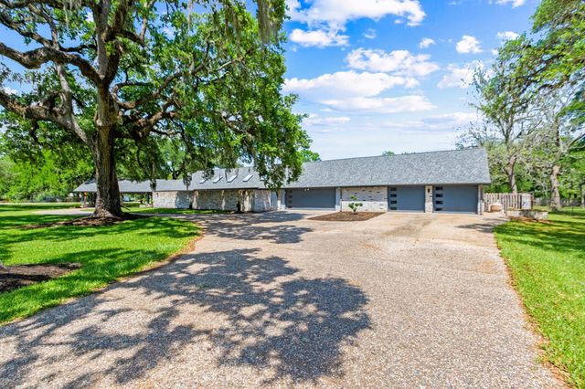 1717 S Columbia Drive, West Columbia, TX 77486