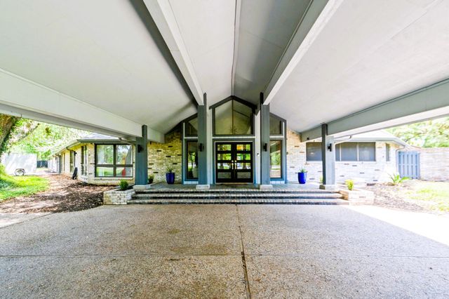 1717 S Columbia Drive, West Columbia, TX 77486