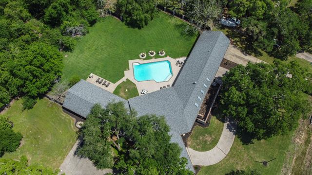 1717 S Columbia Drive, West Columbia, TX 77486