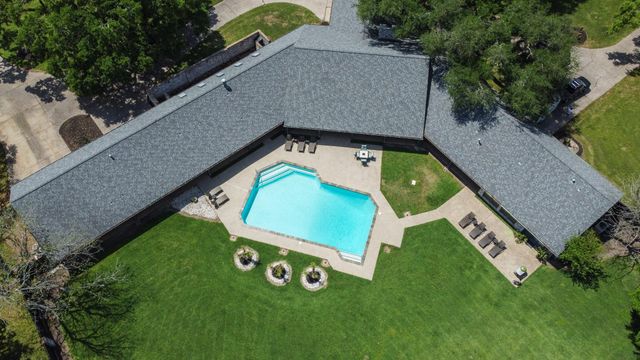 1717 S Columbia Drive, West Columbia, TX 77486