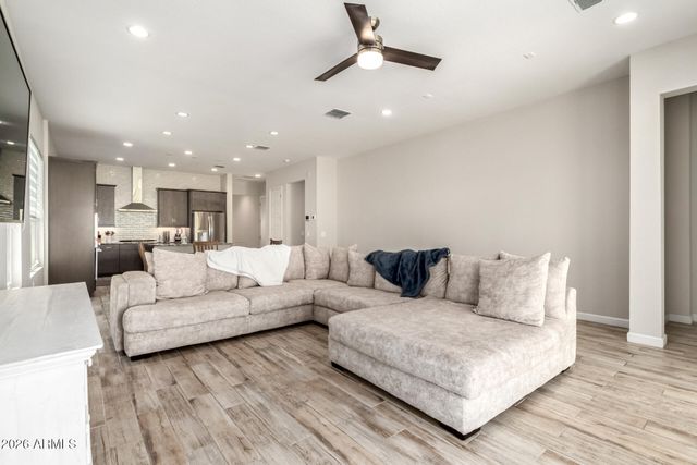 10446 W LONE CACTUS Drive, Peoria, AZ 85382