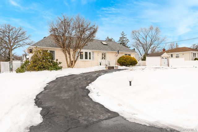 60 Easton Avenue, North Babylon, NY 11703