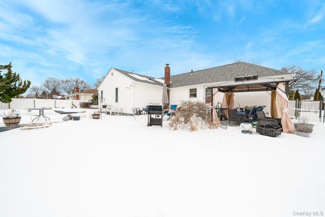 60 Easton Avenue, North Babylon, NY 11703