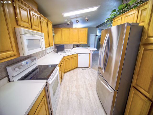 18021 COUNTRY VILLAGE Dr, Oregon City, OR 97045